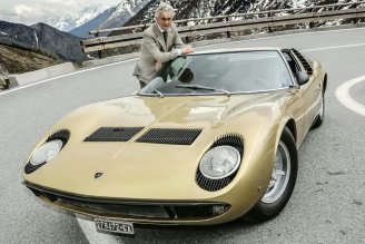 Marcello Gandini posing with one of his masterpieces, the Lamborghini Miura