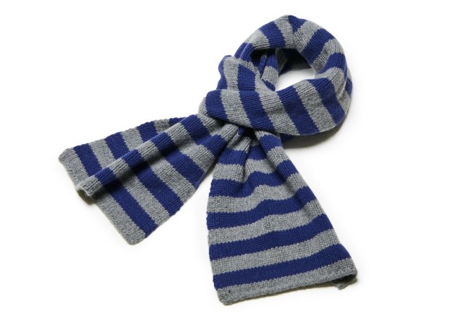 The extra-long scarf EQUIPE in grey and blue.